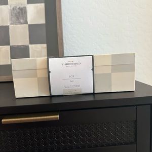 Threshold checkered resin box